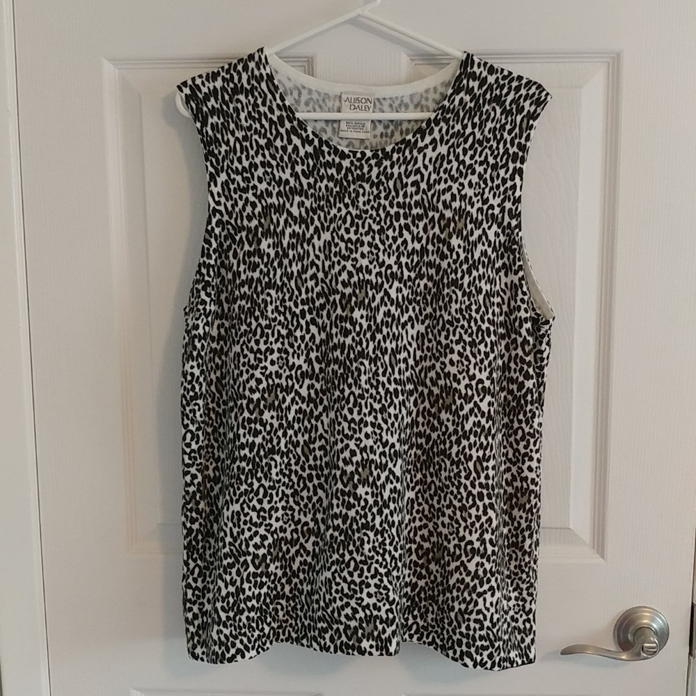 Size 3x sleeveless acrylic shell to wear under a jacket